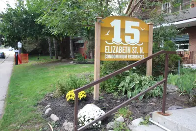 15 Elizabeth Street N 401, Mississauga, On L5g 2z3