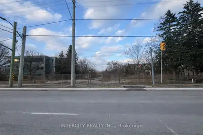 1575 Hurontario Street, Mississauga, On L5g 3h7