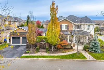 444 Coombs Court, Milton, On L9t 7n5