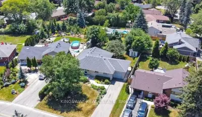 16 Plainsman Road, Mississauga, On L5n 1c5