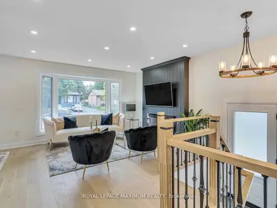 8 Lawrence Crescent Upper Level, Brampton, On L6w 2p3