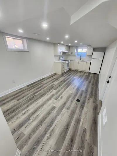 8 Lawrence Crescent Upper Level, Brampton, On L6w 2p3