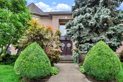 5563 Whitehorn Avenue, Mississauga, On L5v 2e2