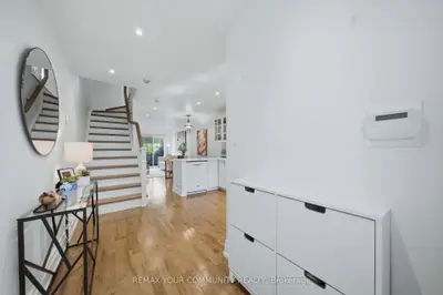 180 Manitoba Street 3, Toronto, On M8y 4g7