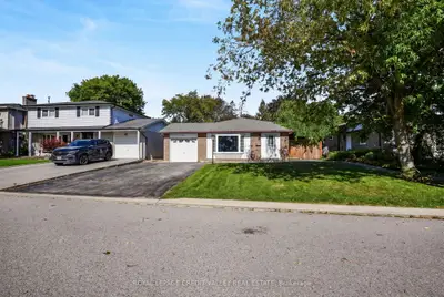 16 Lockton Crescent, Brampton, On L6w 1c3