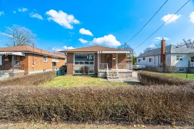 126 Angelene Street, Mississauga, On L5g 1x2