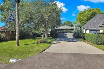 4 Ravenscrest Drive, Toronto, On M9b 5m7