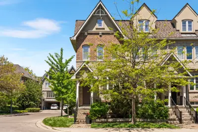 32 Mendota Road, Toronto, On M8y 1e8