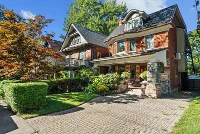 260 Indian Road, Toronto, On M6r 2x2