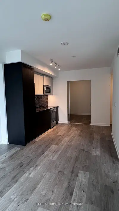 285 Dufferin Street 1027, Toronto, On M6k 1z7