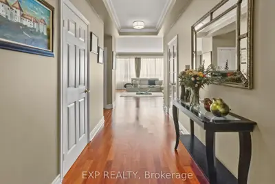 25 Kingsbridge Garden Circle 2709, Mississauga, On L5r 4b1