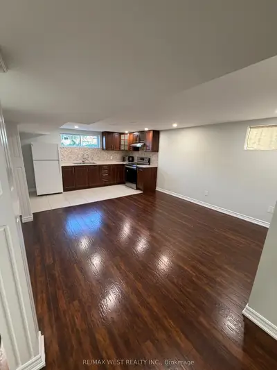 15 Macleod Street, Toronto, On M6l 2m7