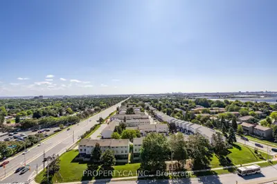 3 Lisa Street 1610, Brampton, On L6t 4a2