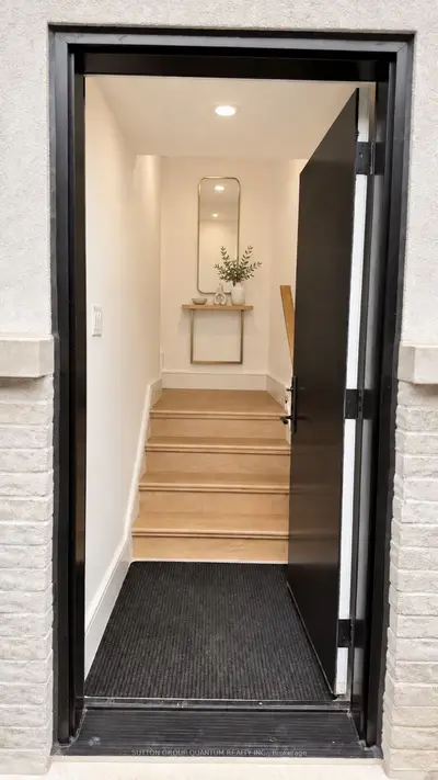 43 Elmwood Avenue N #2, Mississauga, On L5g 3k1