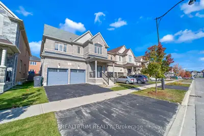 22 Clockwork Drive, Brampton, On L7a 4r8