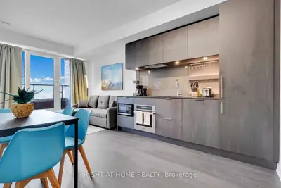 28 Ann Street 223, Mississauga, On L5g 0e1