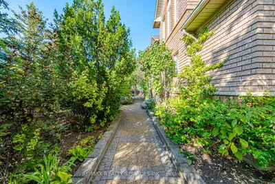8 Riverbank Road, Brampton, On L6r 2h6