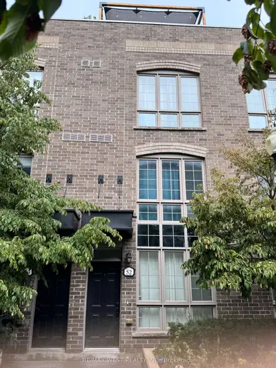 3 S Elsie Lane 52, Toronto, On M6p 0b8