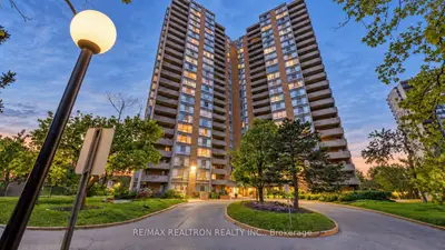 10 Martha Eaton Way 1411, Toronto, On M6m 5b3