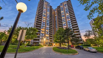 10 Martha Eaton Way 1411, Toronto, On M6m 5b3
