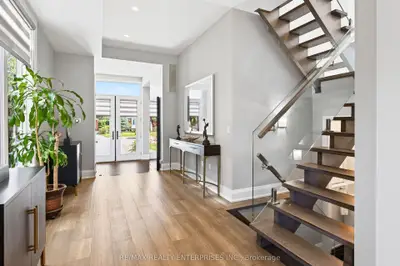 36b Pine Avenue, Mississauga, On L5h 2p8