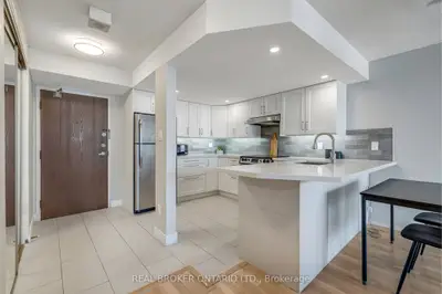25 Agnes Street 903, Mississauga, On L5b 3x7
