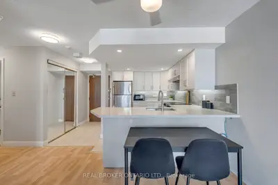 25 Agnes Street 903, Mississauga, On L5b 3x7