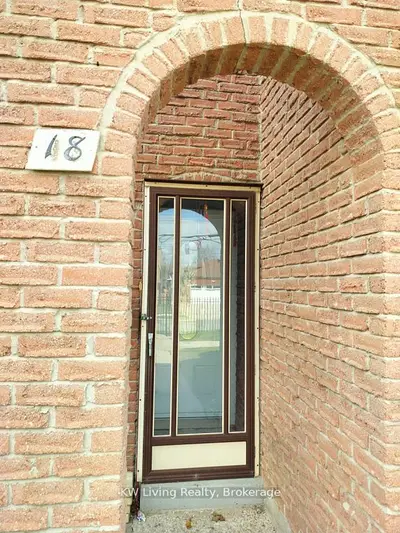 81 Irwin Road 18, Toronto, On M9w 5w1