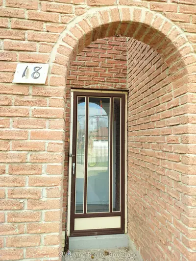 81 Irwin Road 18, Toronto, On M9w 5w1