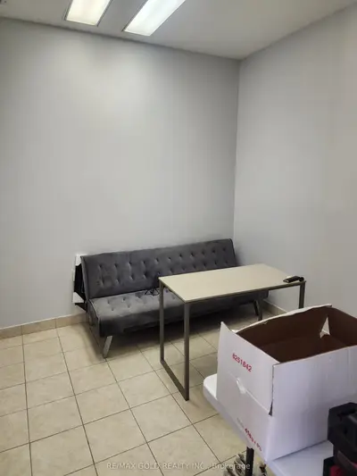 24 Steinway Boulevard 45-46, Toronto, On M9w 6t8