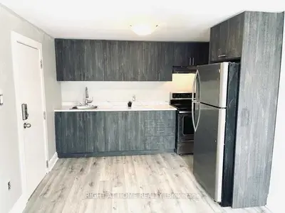 11 Donald Avenue 4, Toronto, On M6m 1j7