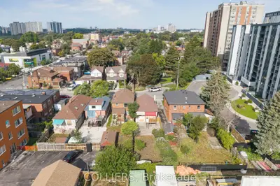 1* Oxford Drive, Toronto, On M6m 4s8