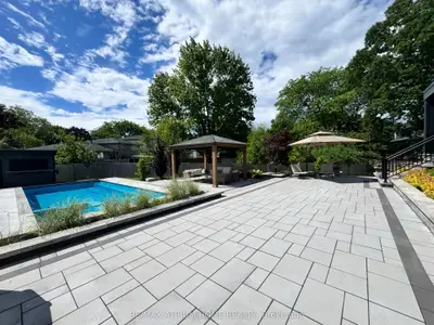 246 Nyla Court, Oakville, On L6l 0g8