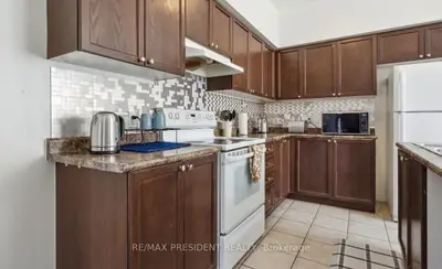3 Herzberg Gardens, Toronto, On M3j 3p5