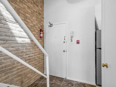 6 Bartlett Avenue W 5, Toronto, On M6h 3e7