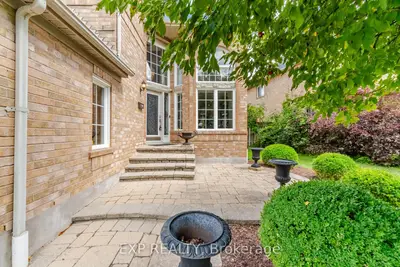 5911 Greensboro Drive, Mississauga, On L5m 5s4