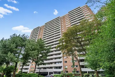 240 Scarlett Road W 413, Toronto, On M6n 4x4
