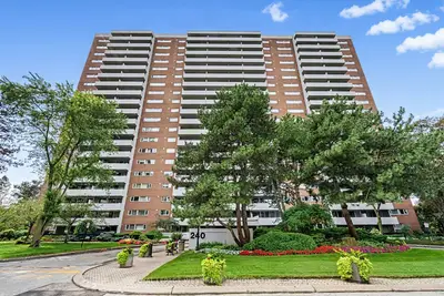 240 Scarlett Road W 413, Toronto, On M6n 4x4