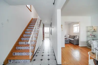 11 Helen Avenue, Toronto, On M6n 2b4