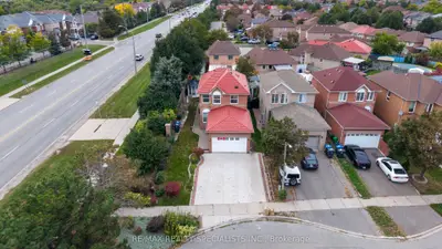 25 Carabram Court, Brampton, On L6x 4m2
