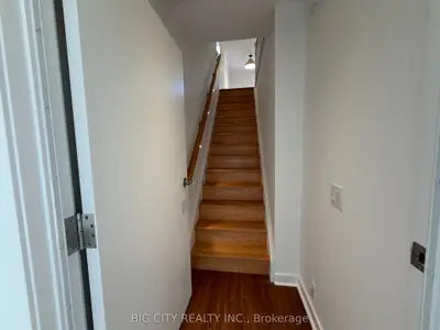 20 Gray Avenue Upper, Toronto, On M6n 4s6