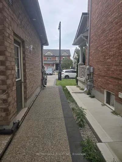 10 Twin Falls Road, Brampton, On L6y 0v4