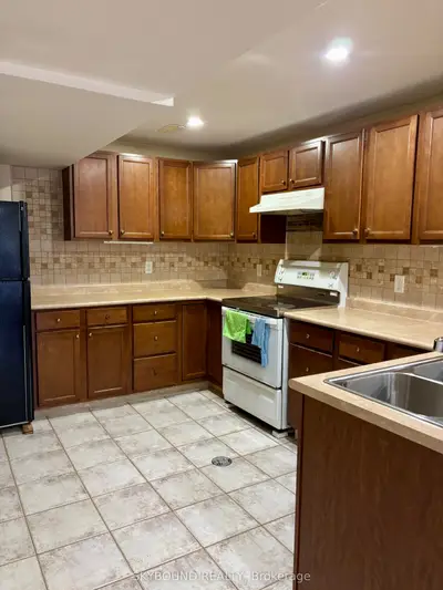 107 Whitchurch Mews Lower Unit, Mississauga, On L5a 4b2