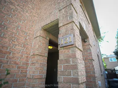 121 Pressed Brick Drive, Brampton, On L6v 4k5