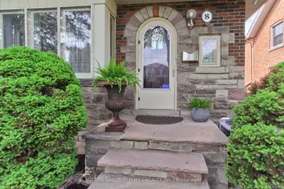8 Lockheed Boulevard, Toronto, On M9p 2h6