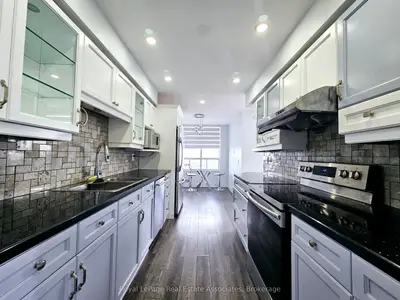 25 Kingsbridge Garden Circle 2425, Mississauga, On L5r 4b1