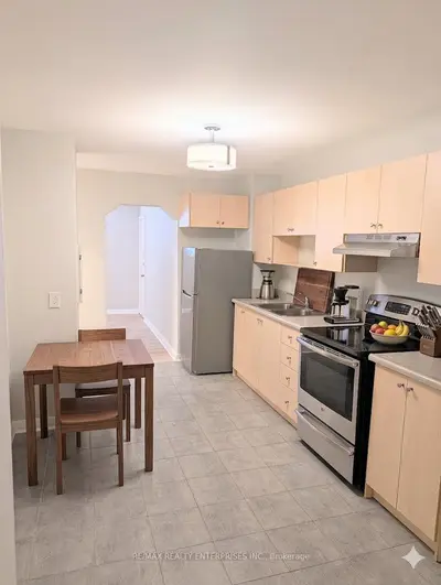 22 Peter Street S Apt 1, Mississauga, On L5h 2g2