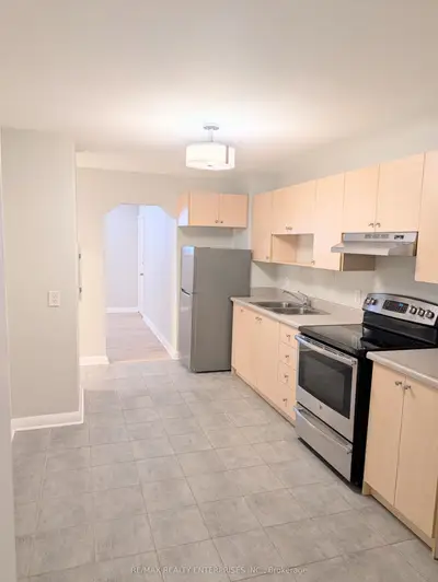 22 Peter Street S Apt 1, Mississauga, On L5h 2g2