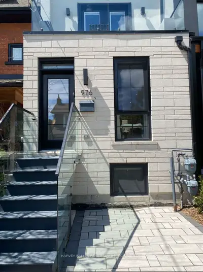 976 Shaw Street 1, Toronto, On M6g 3m7
