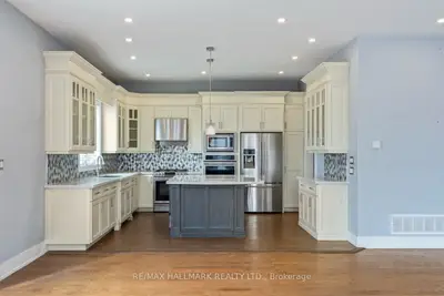 10 Sunray Crescent, Toronto, On M3m 2c5